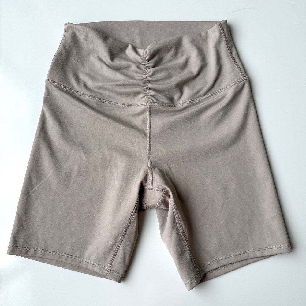 Danskin Tan Taupe Soft Ruched Workout Athletic Bike Shorts Women’s Medium
